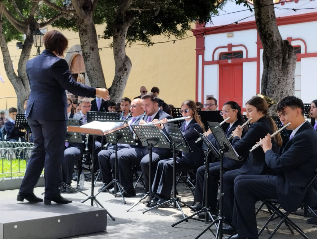 banda musical tocando en la calle