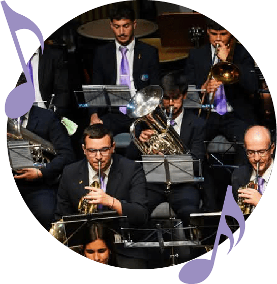 imagen redonda banda tocando en un auditorio